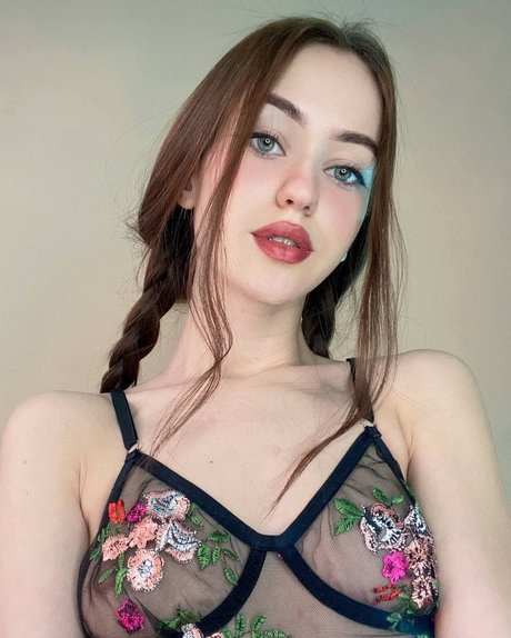 Leksi - YOUR INTERNET GIRLFRIEND😳👅