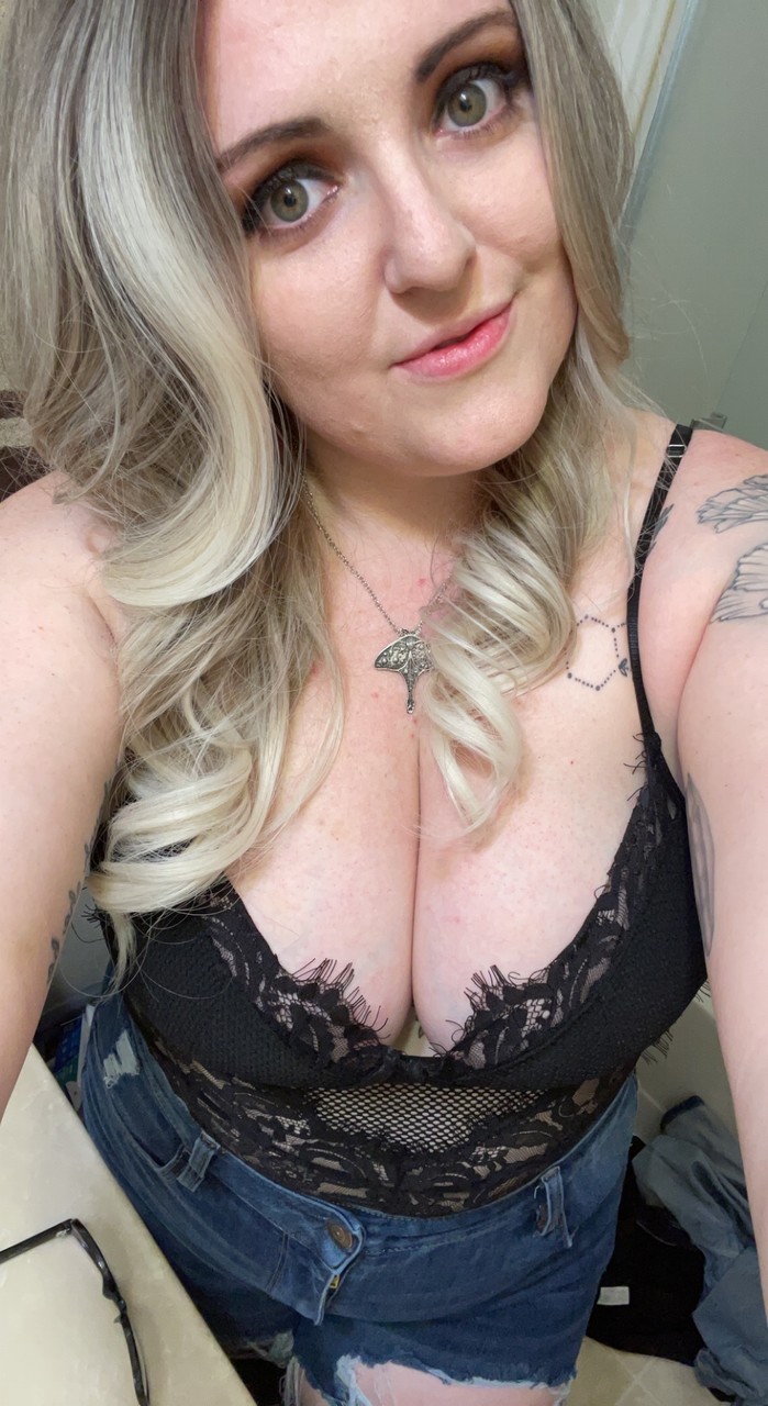 Facesitting Temptress at onlyfans