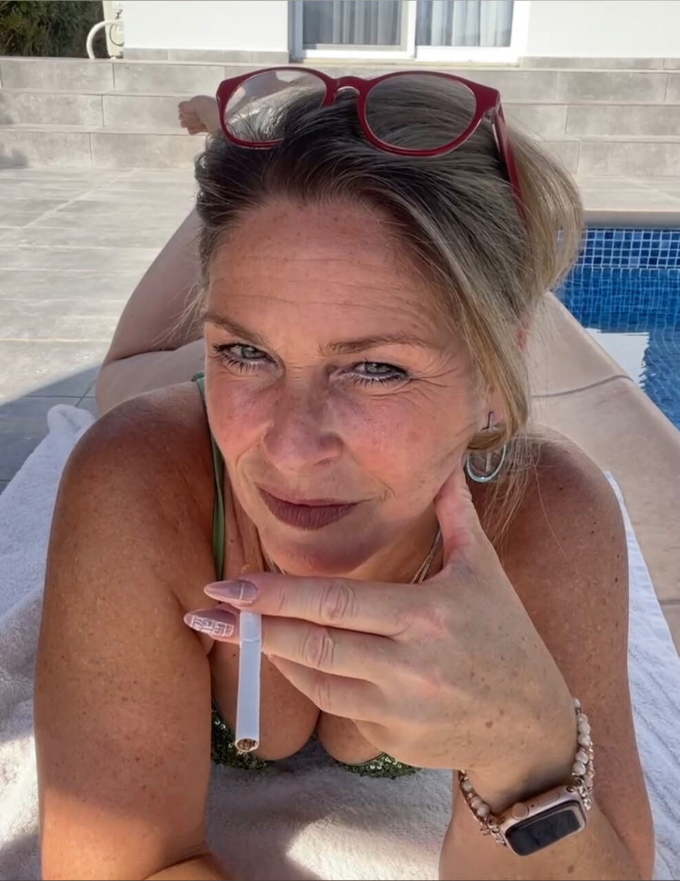 Smoking Mrs. Williams 🚬 at onlyfans